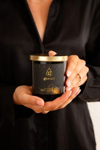 ✨🍊 Słodko-świeża eksplozja luksusu i wyjątkowości w połączeniu wanilii i mandarynki. EXCLUSIVE GOLD — świeca, która...